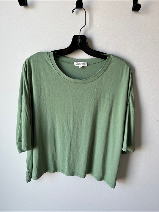 BAMBOO Tops - C’est Moi
BAMBOO Short Sleeve Boxy Tee in Sage Green